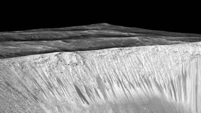 Mars’ta sıvı halde su bulundu!